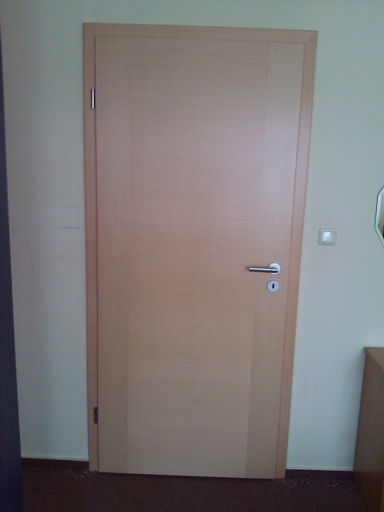 Montage einer Zimmertür mit quer und längst funierter Oberfläche